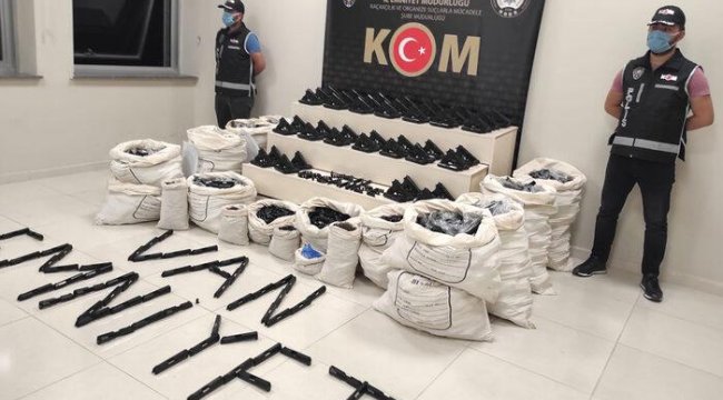 Son Dakika: Van'da bir iş yerinde 1300 tabanca ele geçirildi
