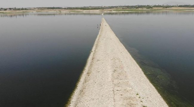 Sular çekilince ortaya çıktı! Barajı adeta ikiye ayırdı