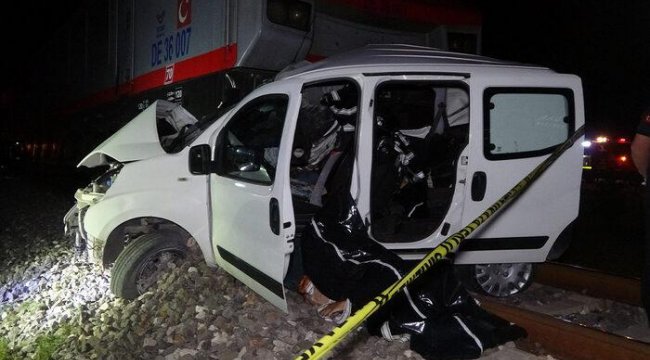 Uşak&#039;ta korkunç kaza! Tren, hafif ticari araca çarptı: 2 ölü