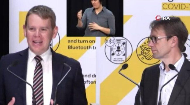 Yeni Zelandalı bakanın canlı yayın gafı sosyal medyayı salladı! &quot;Bacaklarınızı açın&quot;