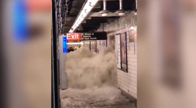 ABD&#039;de kasırga &#039;cehennemi&#039; yaşatmaya devam ediyor! Metro sular altında kaldı