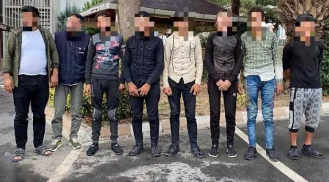 Aracın bagaj ve yolcu kısmından 8 kaçak göçmen çıktı