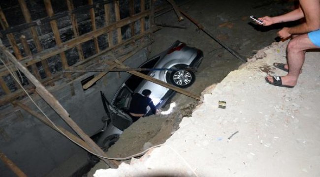 Otomobil 6 metrelik inşaat çukuruna uçtu