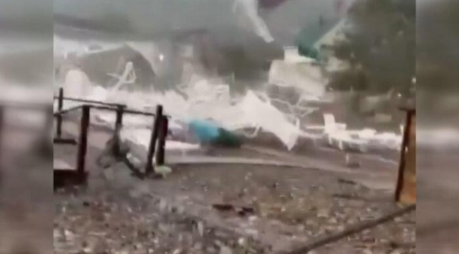 Rusya'da hortum paniği! Tatilciler çığlık çığlığa kaçtı