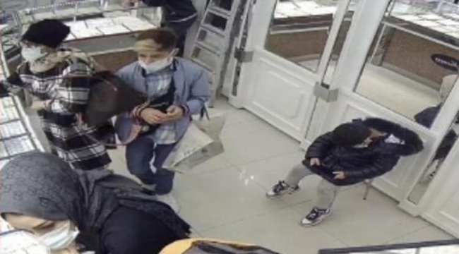Biri oyaladı diğeri bileziği çaldı... Anbean kamerada