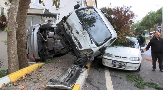 Freni boşalan kamyonet dehşet saçtı!