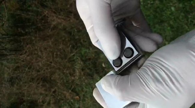 Kumanda görünümlü tabanca polisi yaraladı