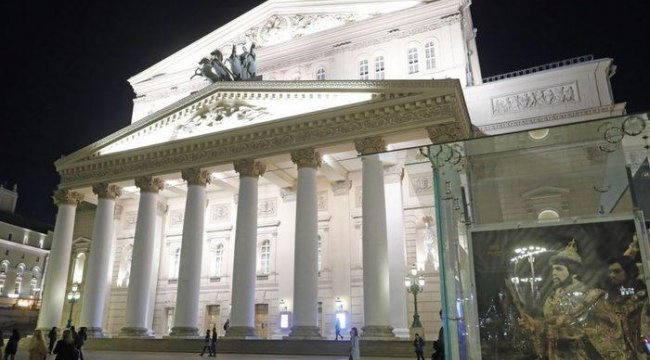 Moskova'nın Bolşoy Tiyatrosu'nda dekor değişirken yaşanan kazada bir sanatçı hayatını kaybetti