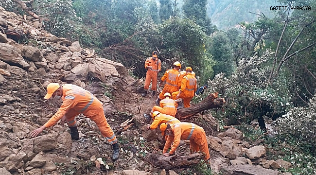 Nepal ve Hindistan'daki sel ve toprak kaymalarında 161 kişi öldü.