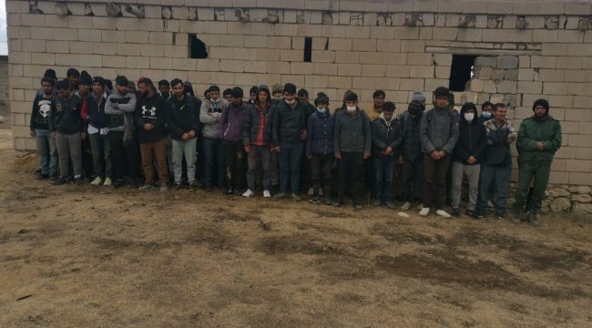 Van&#039;da metruk evlerde 164 kaçak göçmen yakalandı
