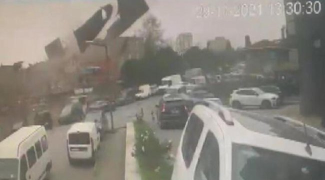 Başakşehir'de lodos çatıyı böyle uçurdu