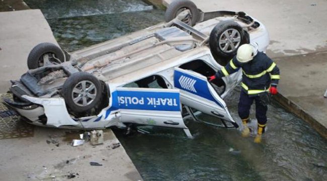 Direksiyonu kilitlenen polis aracı dereye düştü: 1 yaralı