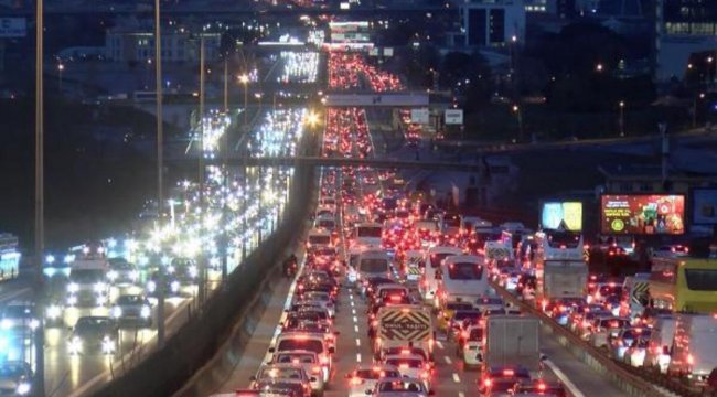 Haftanın ilk iş gününde İstanbul'da trafik yoğun