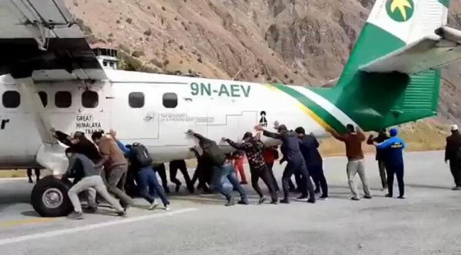 Sıra dışı anlar! Yolcular aşağı inip uçağı itti