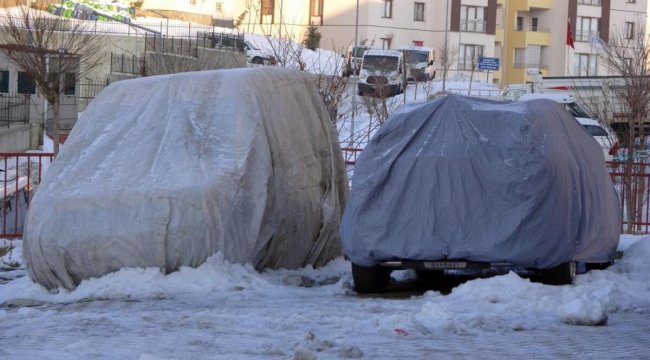 Yüksekova'da dondurucu soğuklara branda ve naylonlu önlem