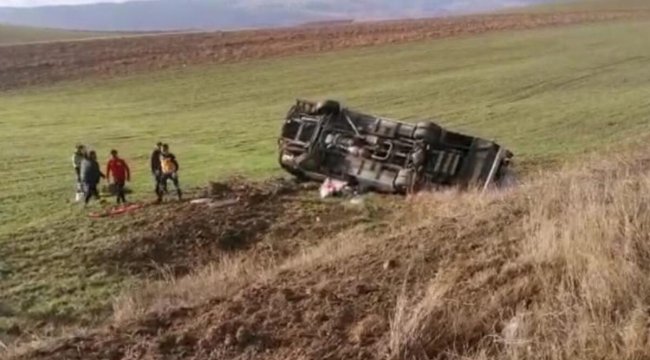 Amasya’da güreşçileri taşıyan midibüs devrildi: 1 ölü, 15 yaralı