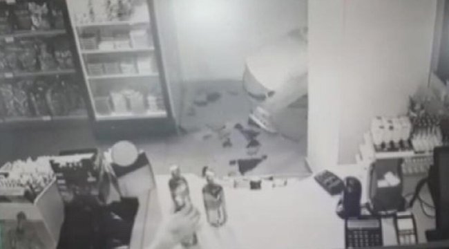 Arnavutköy&#039;de tekel bayiinde hırsızlık! Şüpheliler anbean kamerada