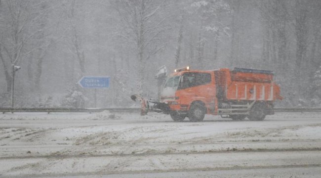 Bolu Dağı’nda şiddetli kar yağışı ve sis etkili oluyor