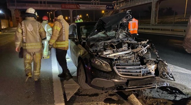 Eyüpsultan’da bir lüks otomobil bariyerlere girdi, sürücüsü aracı bırakıp kaçtı
