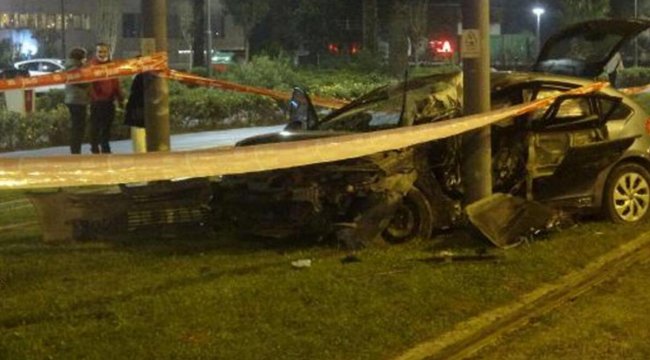 Kontrolden çıkan otomobil tramvay hattına girdi!