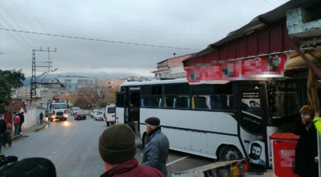 Midibüs bakkal dükkanına çarptı: 5 yaralı