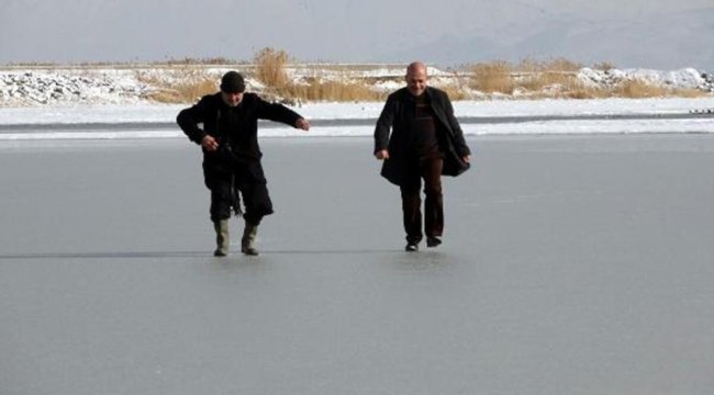 Van Gölü&#039;nün Erciş sahilleri buzla kaplandı