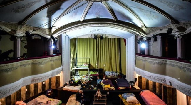 Lviv'de tarihi tiyatronun sahnesi savaş mağdurlarına ev sahipliği yapıyor