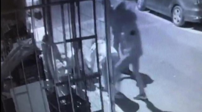 Otomobili çalmaya çalıştığı iddiasıyla döverek öldürmüşlerdi! O anların görüntüsü çıktı