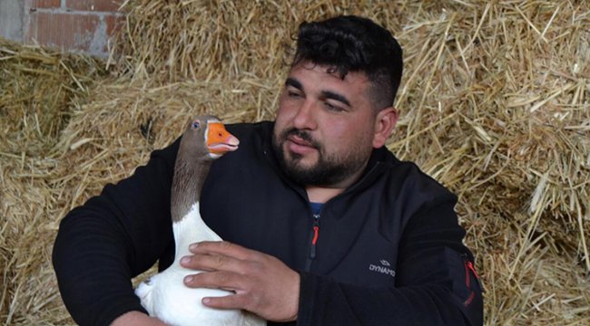 4 ay önce kesmek için almıştı, şimdi nereye gitse peşinde...