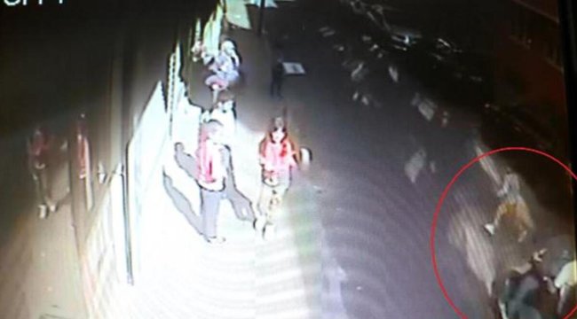 Bağcılar'da motosiklet çocuğa çarptı! Metrelerce sürüklendi