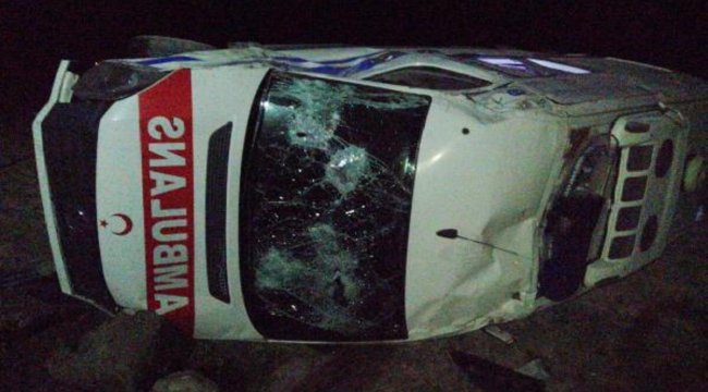SMA&#039;lı Elif bebeği taşıyan ambulans devrildi: 4 yaralı