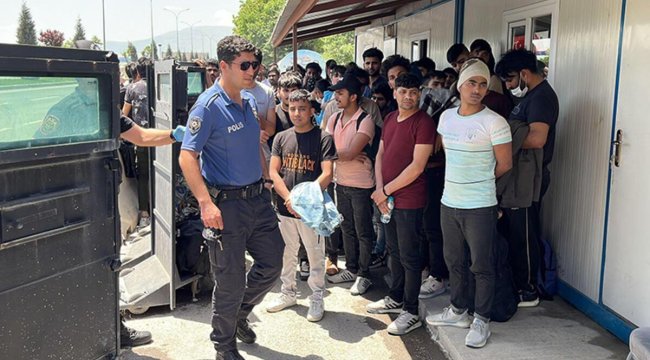 Kütahya'da, kamyon kasasından 92 kaçak göçmen çıktı