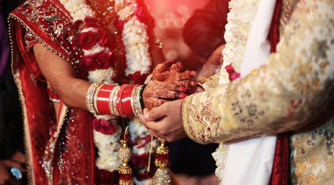 &#039;Pes&#039; dedirten olay! Düğünde elektrik kesilince yanlış adamlarla evlendiler