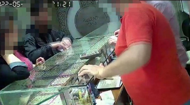 Sahte dolarları kuyumcularda bozdurmaya çalışırken suçüstü yakalandılar