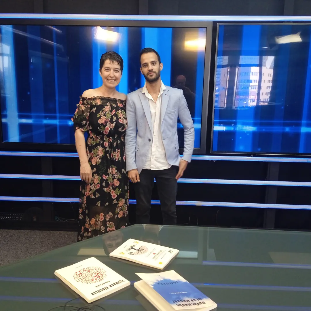 ÖDÜLLÜ YAZAR GÜNDEM ÖZEL'E RENK KATTI