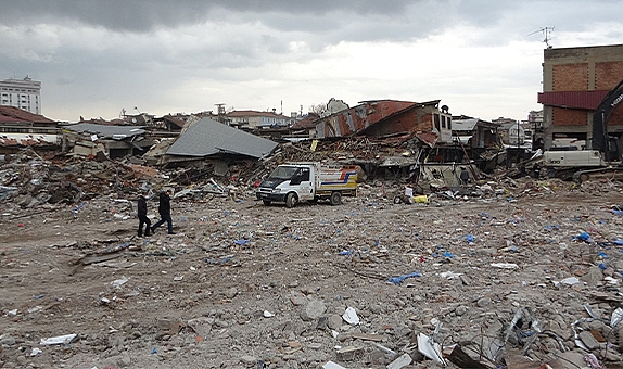 Depremde enkaza dönenen tarihi çarşının esnafı ‘geçmiş günlerini’ arıyor