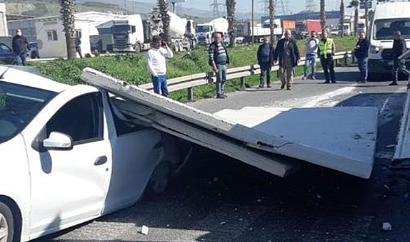 İzmir’de faciadan dönüldü! Trafik ışıklarında aracın üzerine duvar düştü