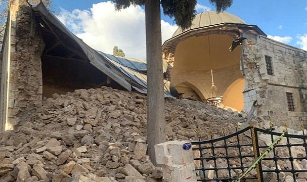 Kilis'te ağır hasarlı tarihi cami kendiliğinden çöktü