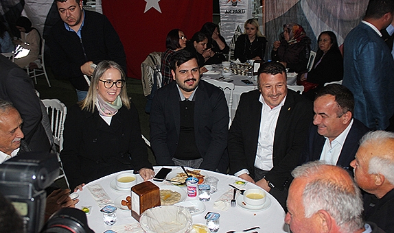 AK Parti İzmir milletvekili adayları muhtarlarla buluştu
