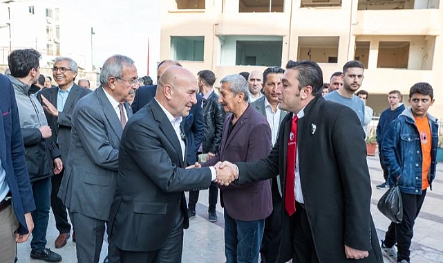 Başkan Soyer, bayramı Osmaniye'de depremzedelerle bir arada geçiriyor