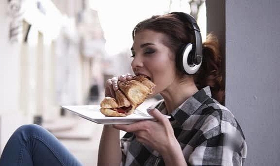 Bilimsel araştırma: Müzik türü yemeğin tadını değiştiriyor