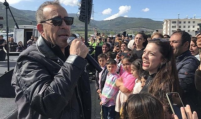 Haluk Levent Nurdağı’nda depremzedelere konser verdi