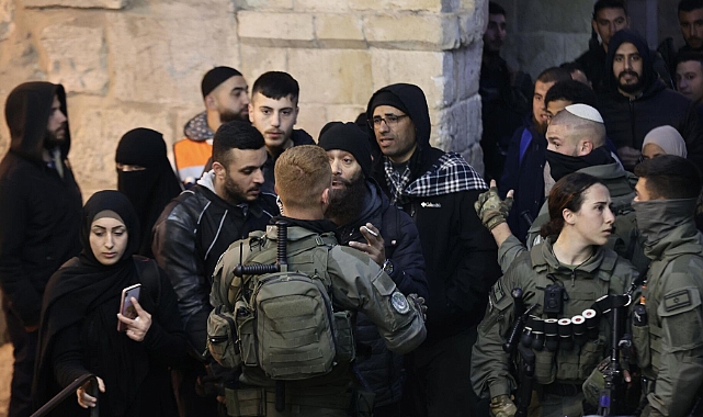 İsrail polisi, Mescid-i Aksa'ya yine baskın düzenledi