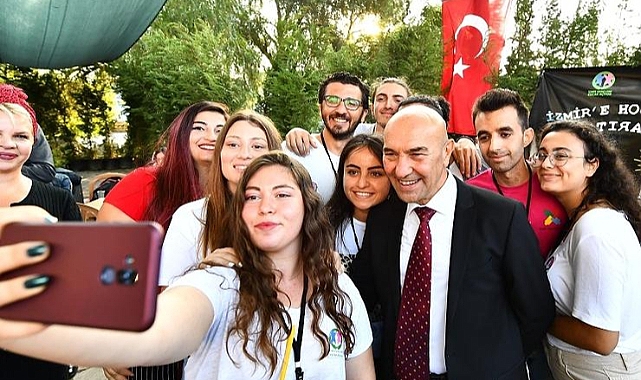 İzmir Büyükşehir Belediyesi’nden gençlere Kitap Kart desteği