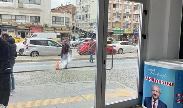 İzmir&#039;de CHP seçim bürosuna taşlı saldırı!