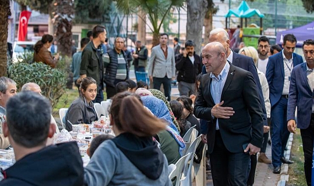 İzmir'de dayanışma sofraları devam ediyor