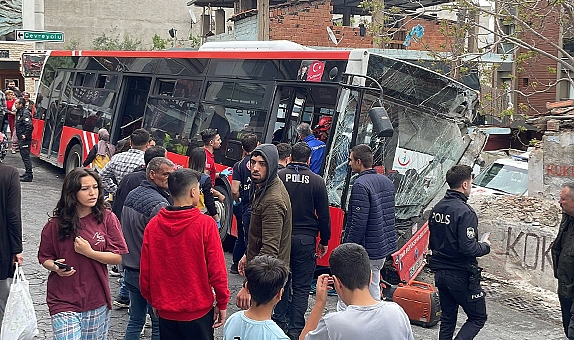 İzmir’de ESHOT duvara çarptı! Yaralılar var