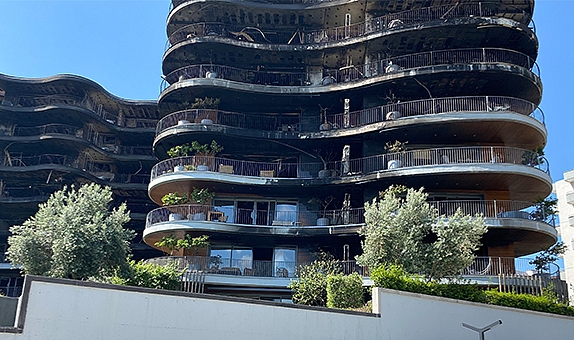 İzmir’de küle dönen 8 katlı, 40 daireli lüks sitede hasar tespit çalışmaları başlıyor!