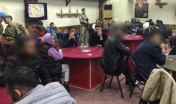 İzmir’de kumar operasyonu: 215 kişi suçüstü yakalandı