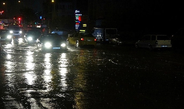 İzmir’in nisan yağmuru bazı cadde ve sokaklarda su basmasına neden oldu.